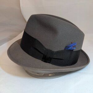 Vintage Nearly Unworn 1961 Pilgrim Gray Fedora with Feather - Size 7 1/8